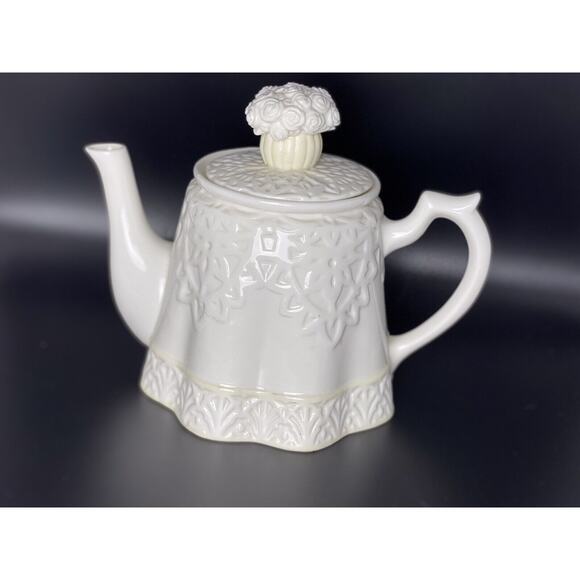 Discontinued Lenox Butler’s Pantry Garden Party Figural TEAPOT w/Lid 6.5”x 7.5” - Picture 1 of 12
